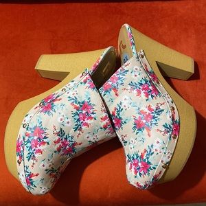 Report flower print clogs